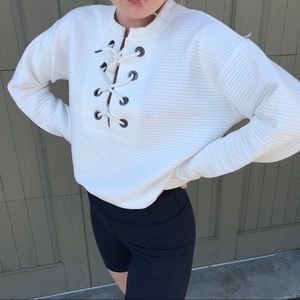 ⭐️3 for 20⭐️ Tie up white cropped crewneck